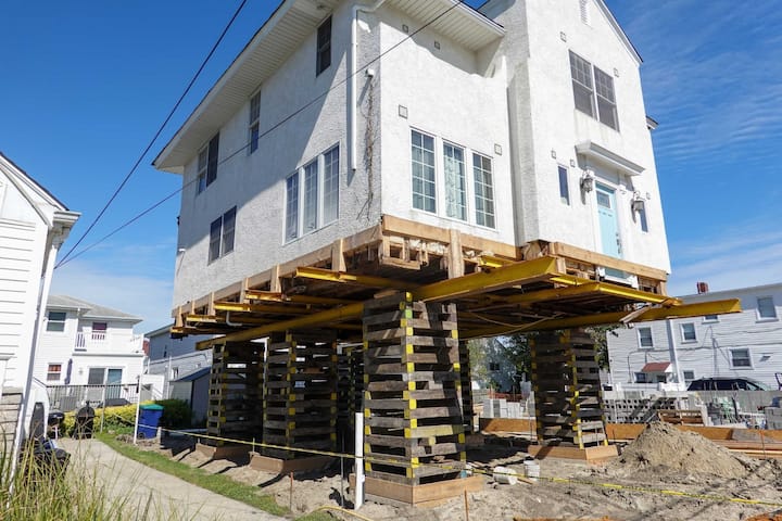 Located in Columbia, South Carolina, we are a company that specializes in house lifting, small distance house moving, piles and foundations.